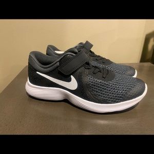 Nike Boys Revolution 4 Black/White Sneakers Size 3
